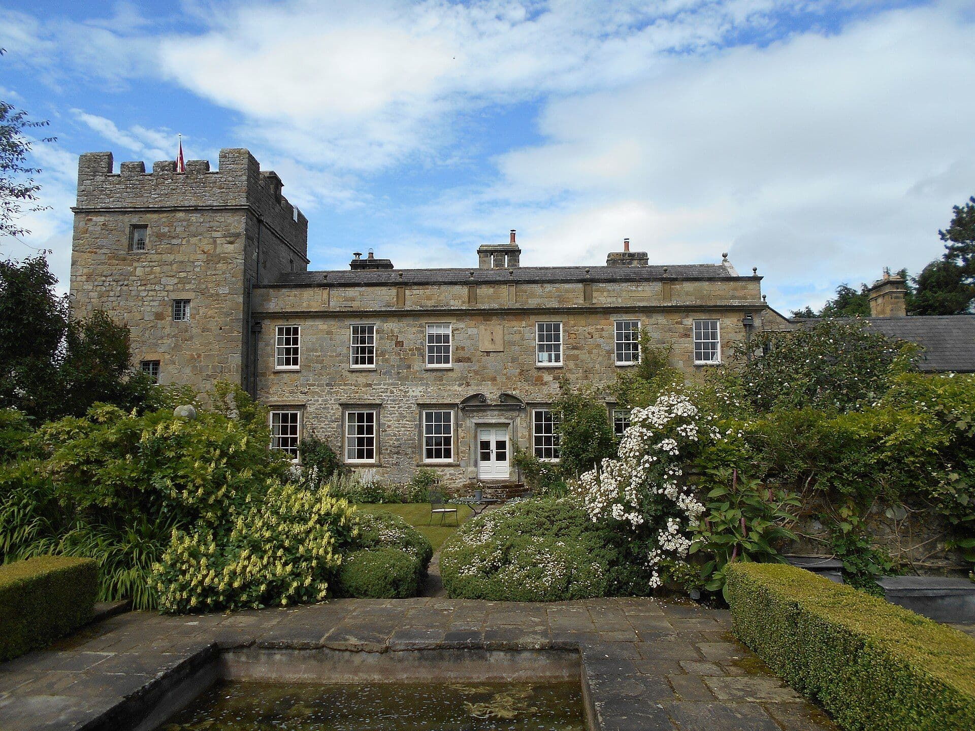 Bitchfield Castle, England — West Bitchfield .mw-parser-output .messagebox{margin:4px 0;width:auto;border-collapse:collapse;border:2px solid var(--border-color-progressi