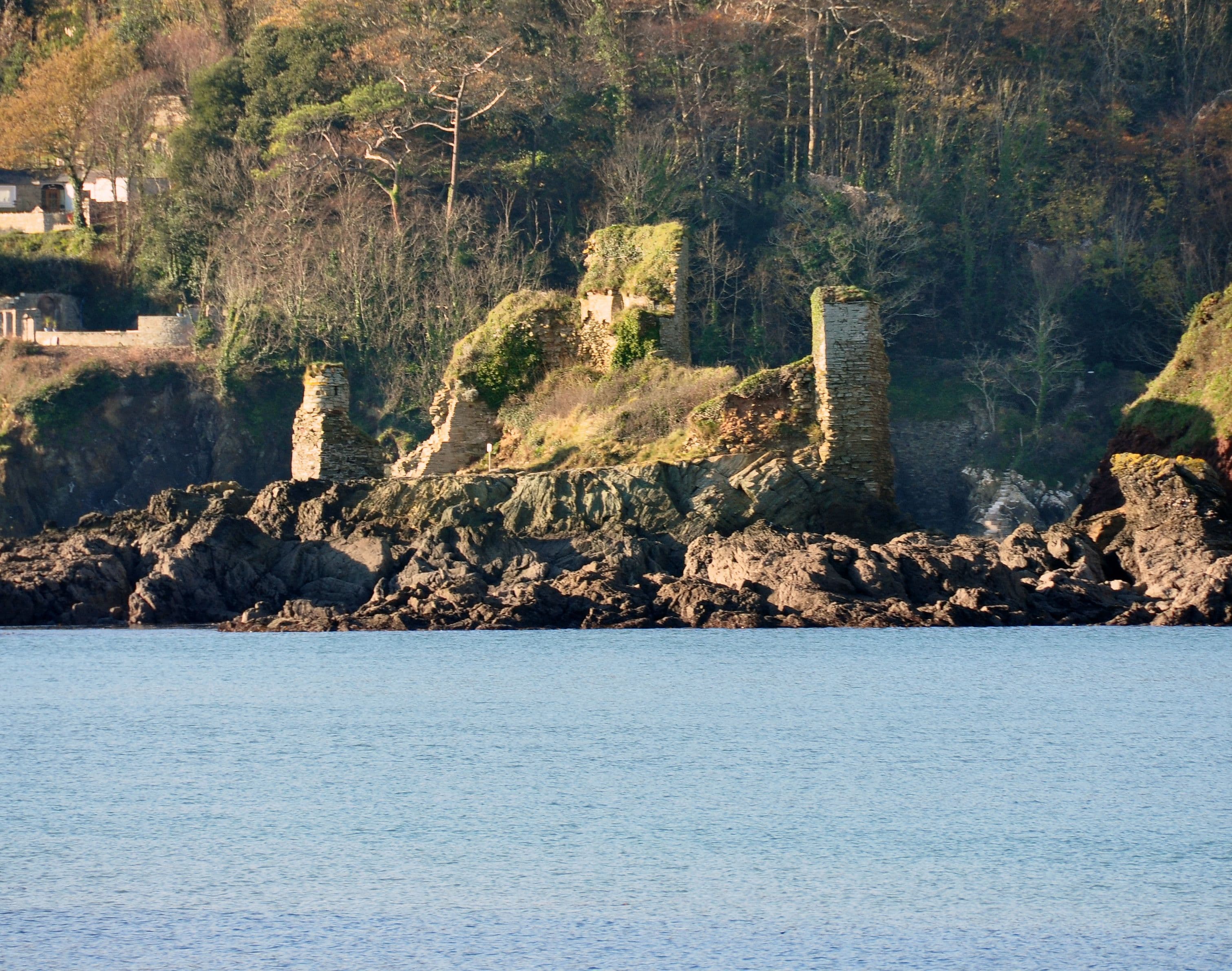 Salcombe Castle, Devon — The ruins of Salcombe Castle in South Devon, from the beach at Mill Bay.