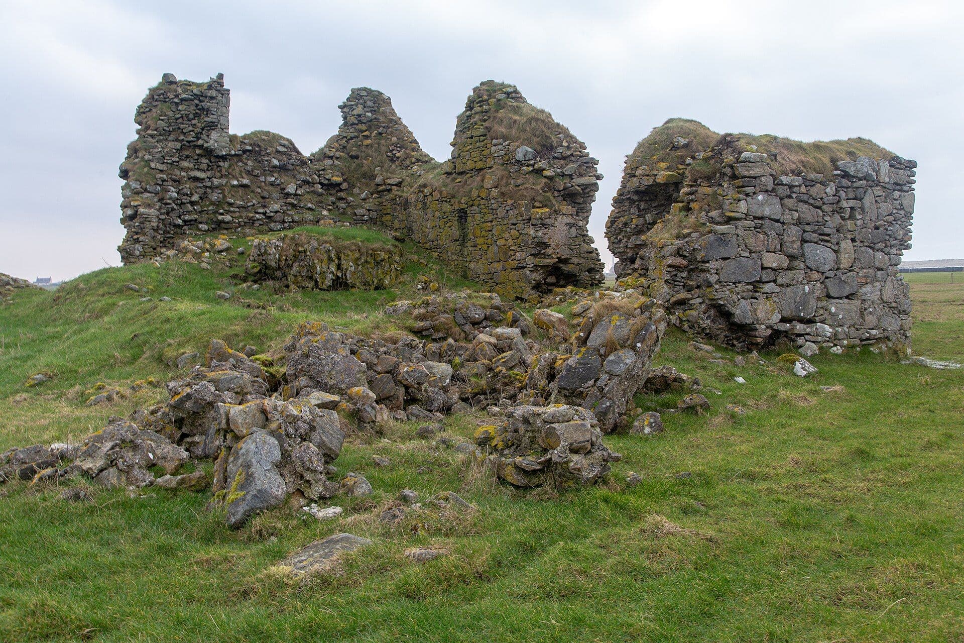 Borve Castle, Benbecula, Highland — Caisteal Bhuirgh, Beinn nam Fadhla