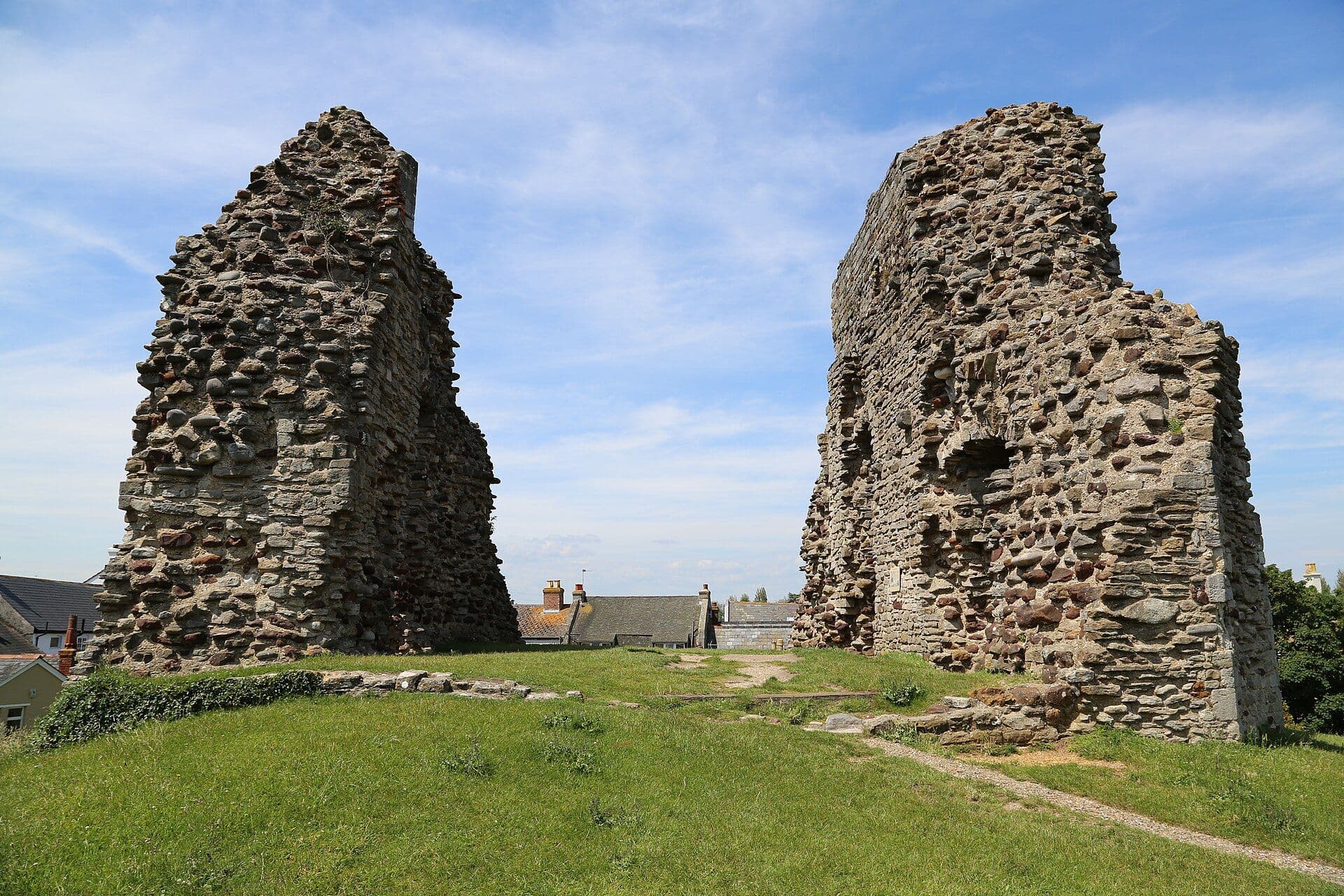 Christchurch Castle, Bournemouth, Christchurch and Poole — Photo of the two remaining walls of the keep of Christchurch Castle